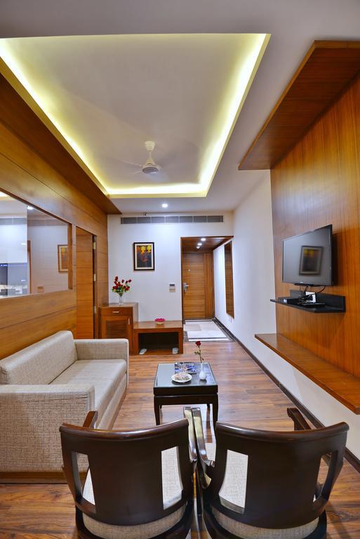 Hotel Seven Hills Tower Agra  Exteriör bild