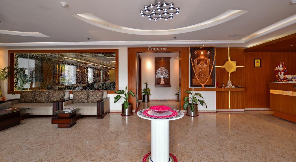 Hotel Seven Hills Tower Agra  Exteriör bild