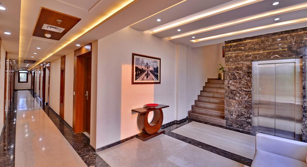 Hotel Seven Hills Tower Agra  Exteriör bild