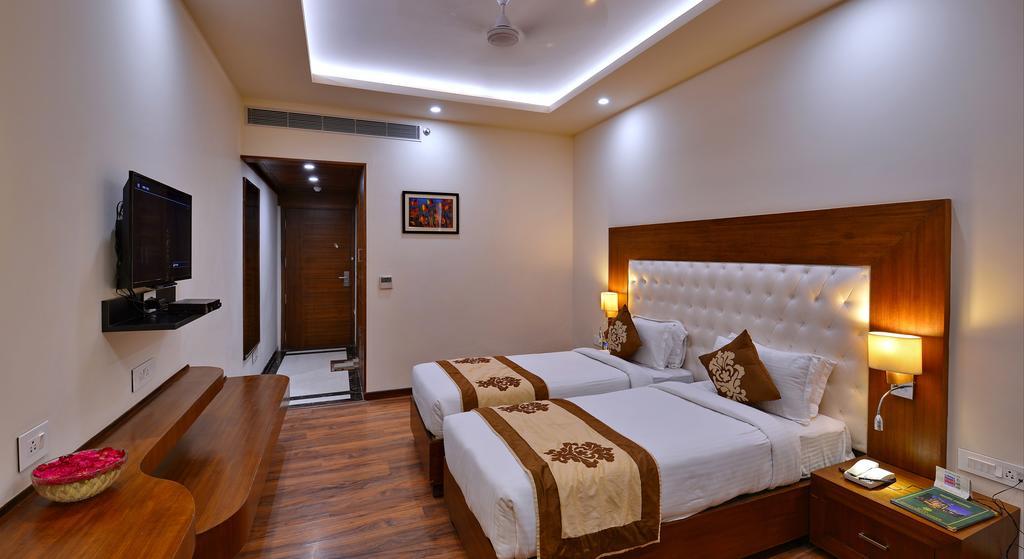 Hotel Seven Hills Tower Agra  Exteriör bild
