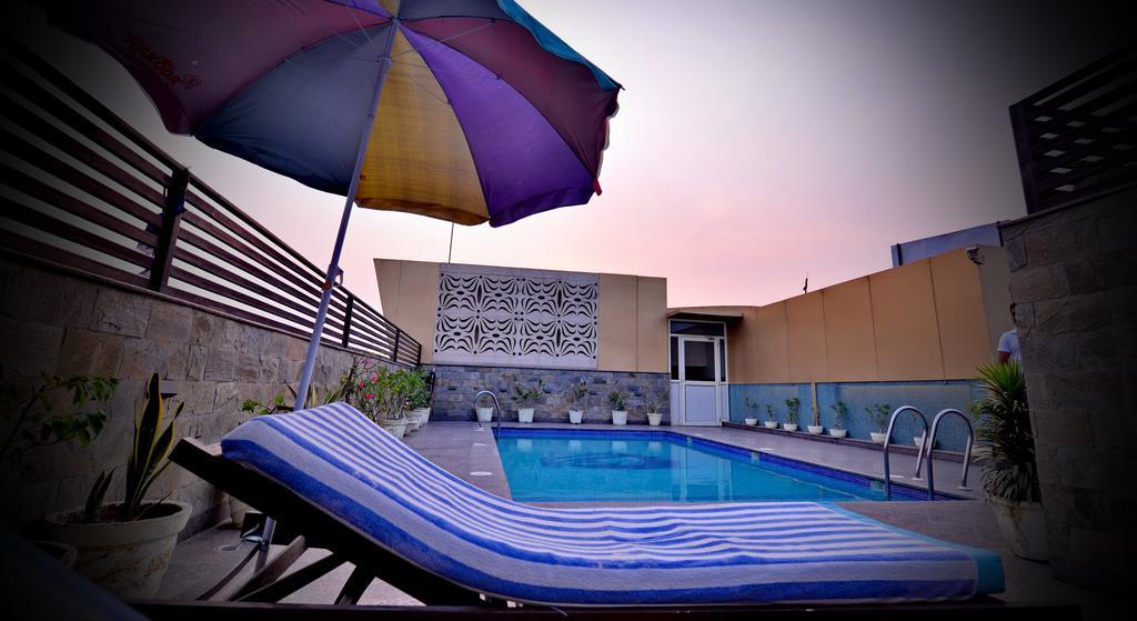 Hotel Seven Hills Tower Agra  Exteriör bild