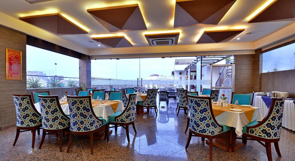 Hotel Seven Hills Tower Agra  Exteriör bild