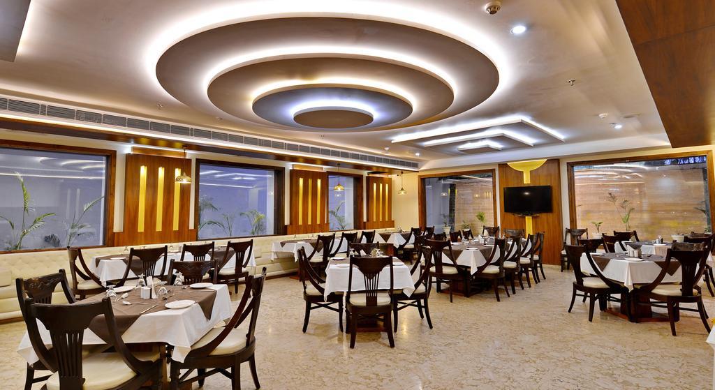 Hotel Seven Hills Tower Agra  Exteriör bild