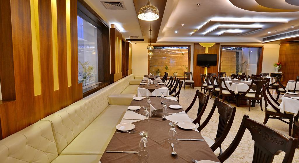 Hotel Seven Hills Tower Agra  Exteriör bild