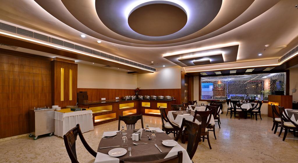 Hotel Seven Hills Tower Agra  Exteriör bild