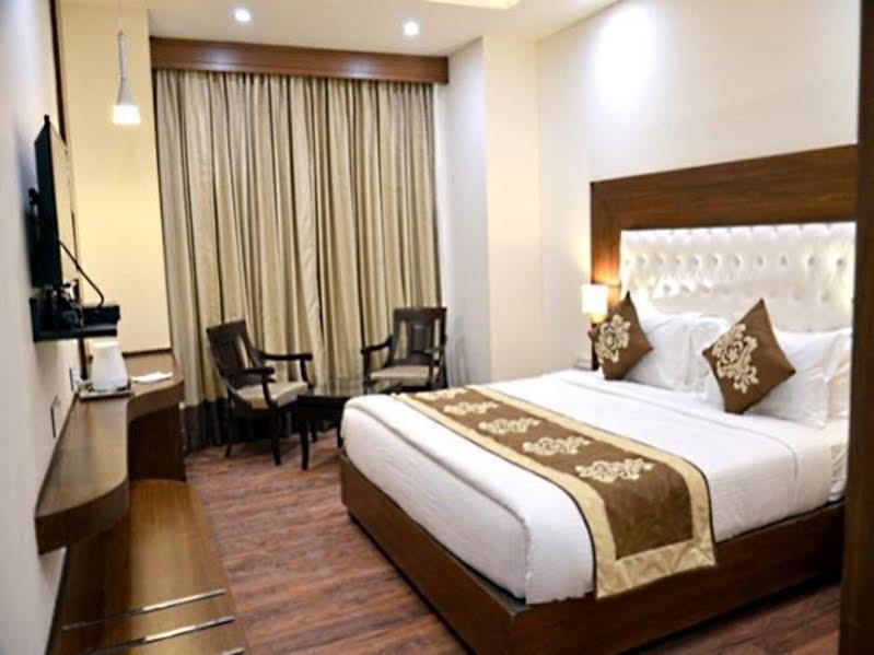 Hotel Seven Hills Tower Agra  Exteriör bild