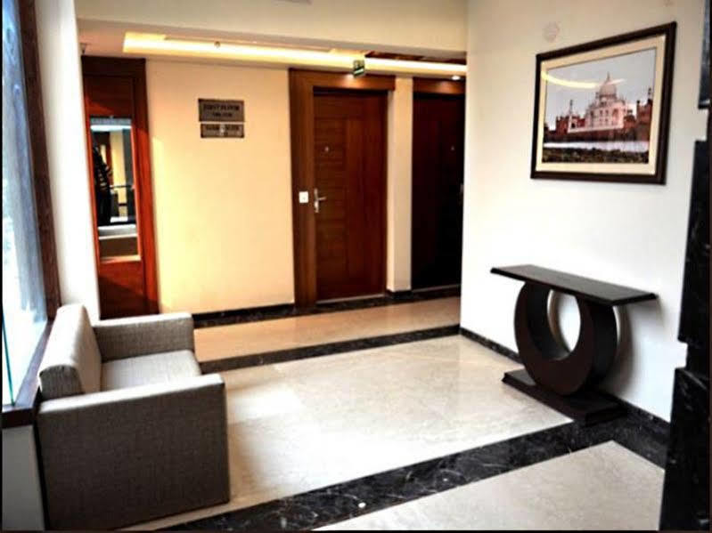 Hotel Seven Hills Tower Agra  Exteriör bild